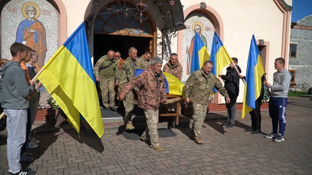 На Прикарпатті скорботна громада, рідні та побратими попрощалися із полеглим Петром Бабінчуком