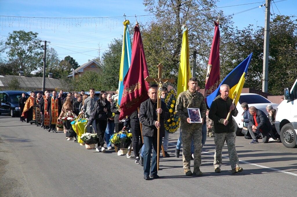 На Прикарпатті скорботна громада, рідні та побратими попрощалися із полеглим Петром Бабінчуком