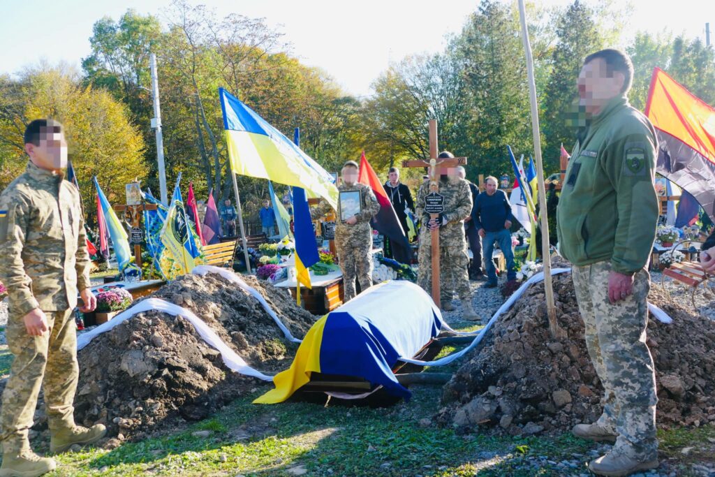 Скорботна прикарпатська громада провела до місця останнього спочинку воїна Богдана Смирнова