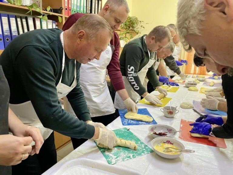 «Ділимося хлібом»: в Бурштині 10 ветеранів випекли близько 30 солодких завиванців