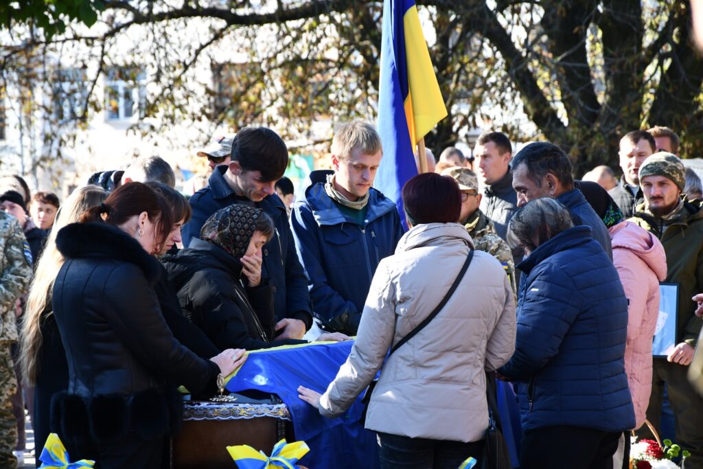 Прикарпатська громада зустріла скорботний кортеж з тілом полеглого воїна Володимира Оліфера