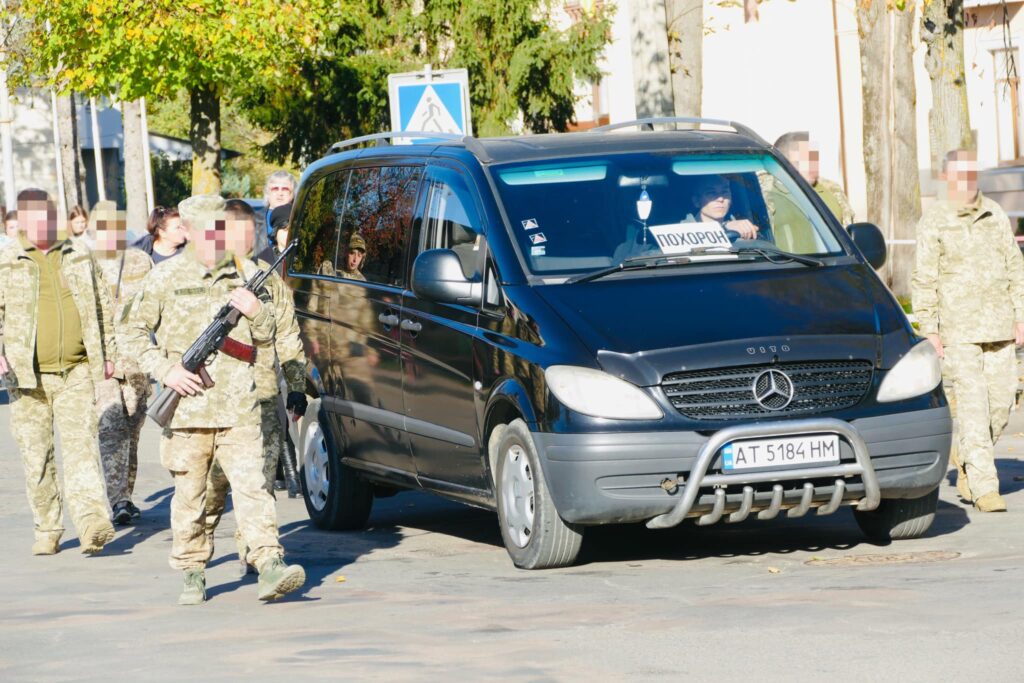 Скорботна прикарпатська громада провела до місця останнього спочинку воїна Богдана Смирнова