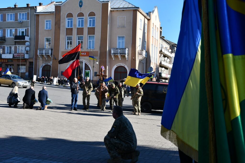 Прикарпатська громада зустріла скорботний кортеж з тілом полеглого воїна Володимира Оліфера