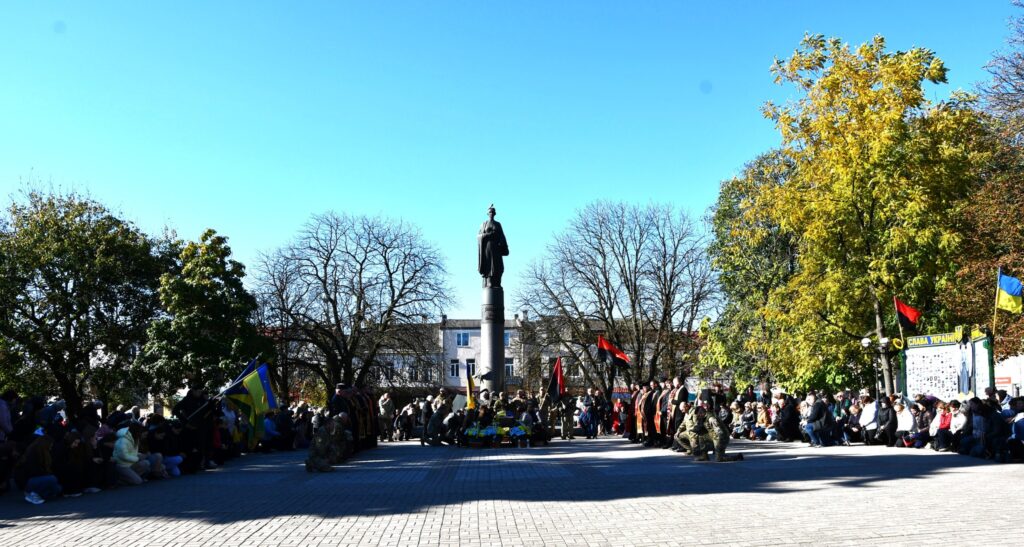 Прикарпатська громада зустріла скорботний кортеж з тілом полеглого воїна Володимира Оліфера