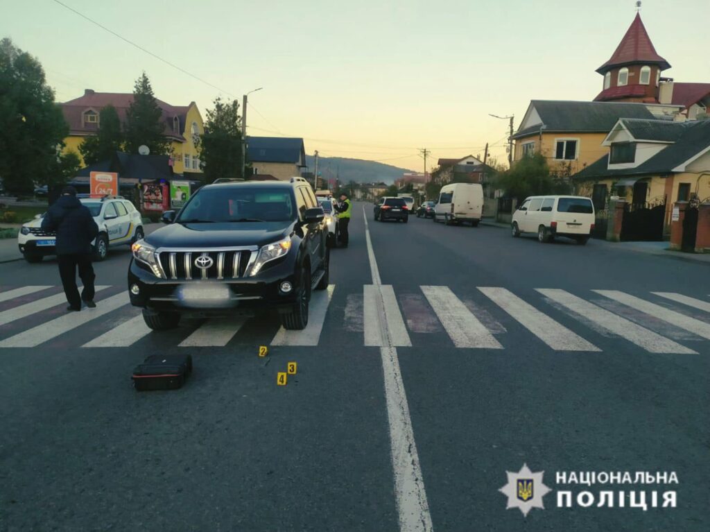 В Делятині водій «Land Cruiser» збив двох жінок. ФОТО