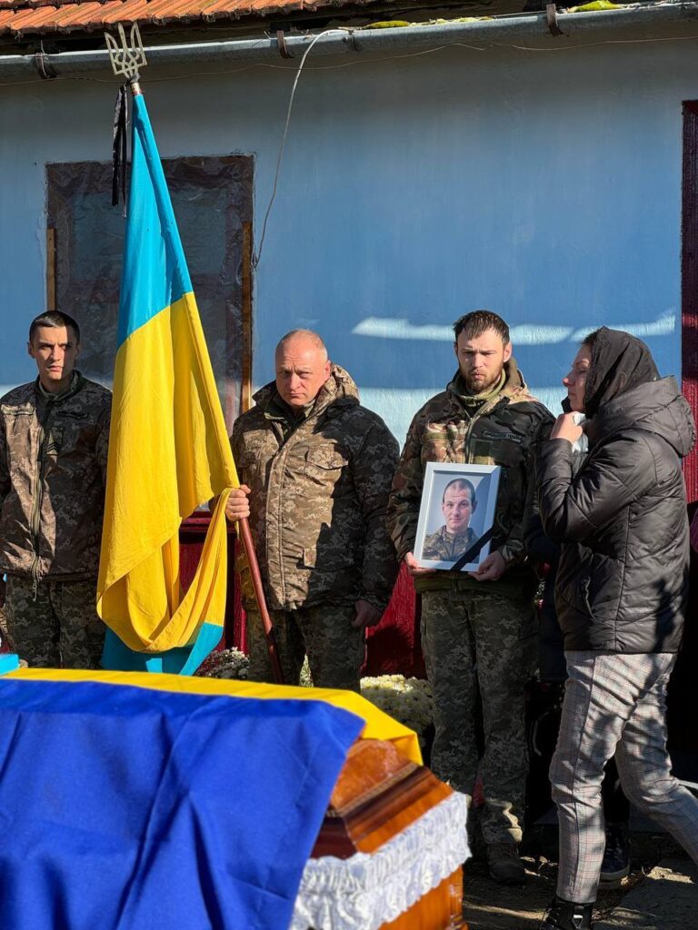 На Прикарпатті провели в останню дорогу мужнього воїна Івана Яремина