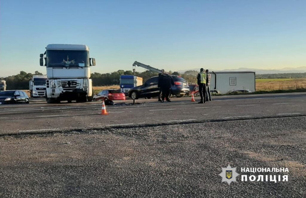 На Прикарпатті у ДТП з вантажівкою загинув мотоцикліст. ФОТО