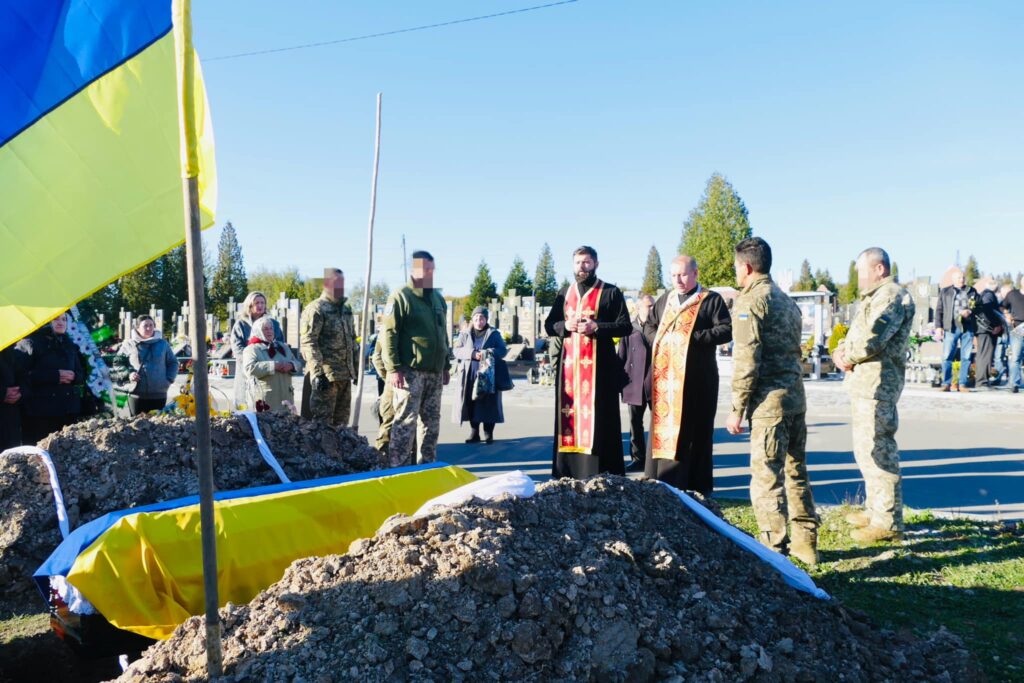 Скорботна прикарпатська громада провела до місця останнього спочинку воїна Богдана Смирнова