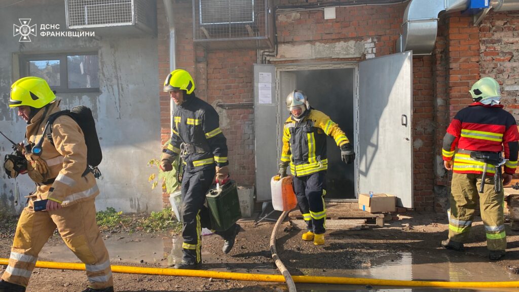 Рятувальники показали, як оперативно ліквідували пожежу закладу доставки їжі. ФОТО. ВІДЕО