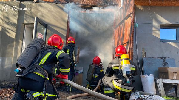 Рятувальники показали, як оперативно ліквідували пожежу закладу доставки їжі. ФОТО. ВІДЕО