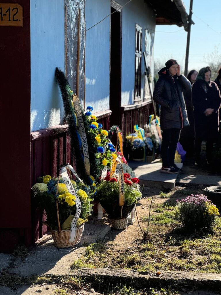 На Прикарпатті провели в останню дорогу мужнього воїна Івана Яремина