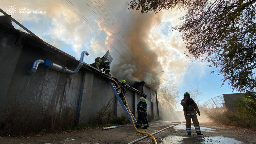 Рятувальники показали, як оперативно ліквідували пожежу закладу доставки їжі. ФОТО. ВІДЕО