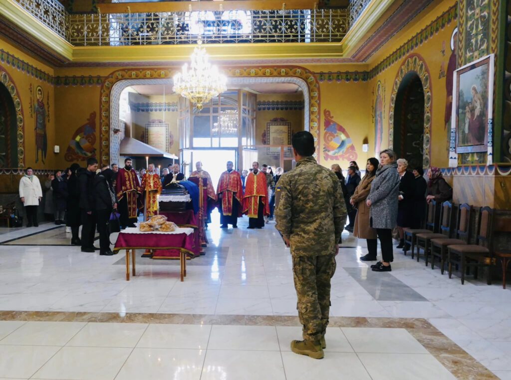 Скорботна прикарпатська громада провела до місця останнього спочинку воїна Богдана Смирнова