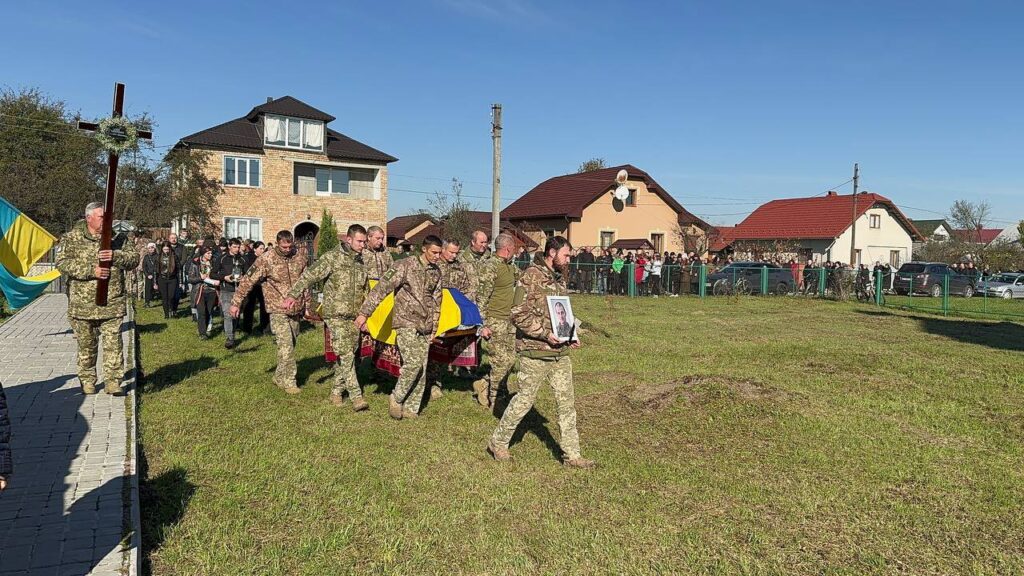 На Прикарпатті провели в останню дорогу мужнього воїна Івана Яремина