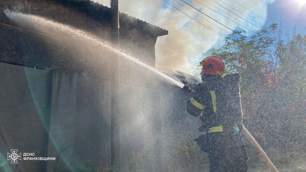 Рятувальники показали, як оперативно ліквідували пожежу закладу доставки їжі. ФОТО. ВІДЕО