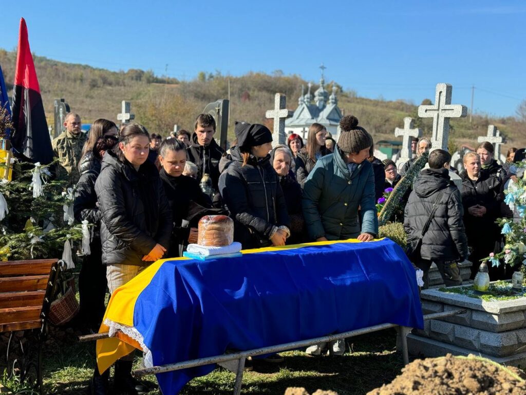 На Прикарпатті провели в останню дорогу мужнього воїна Івана Яремина