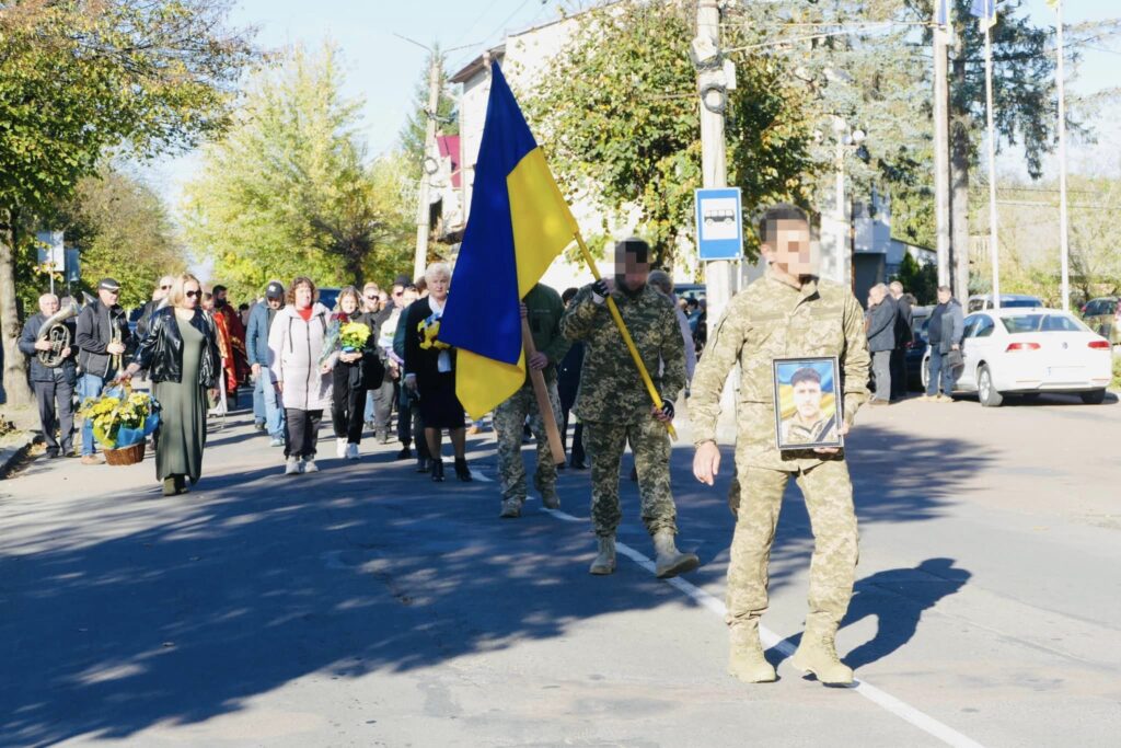 Скорботна прикарпатська громада провела до місця останнього спочинку воїна Богдана Смирнова