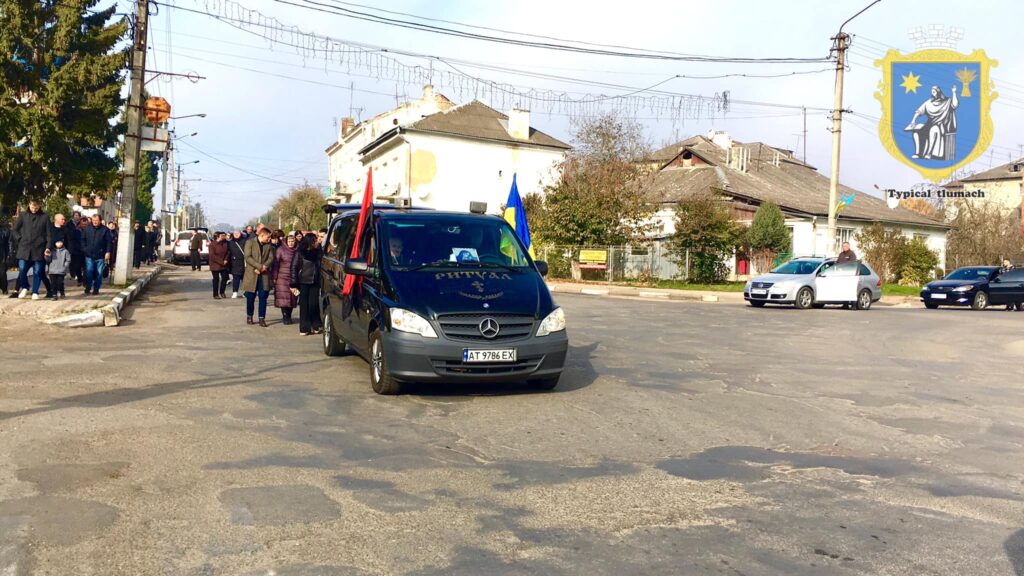 Скорботна Тлумацька громада провела на вічний спочинок ветерана Петра Козака