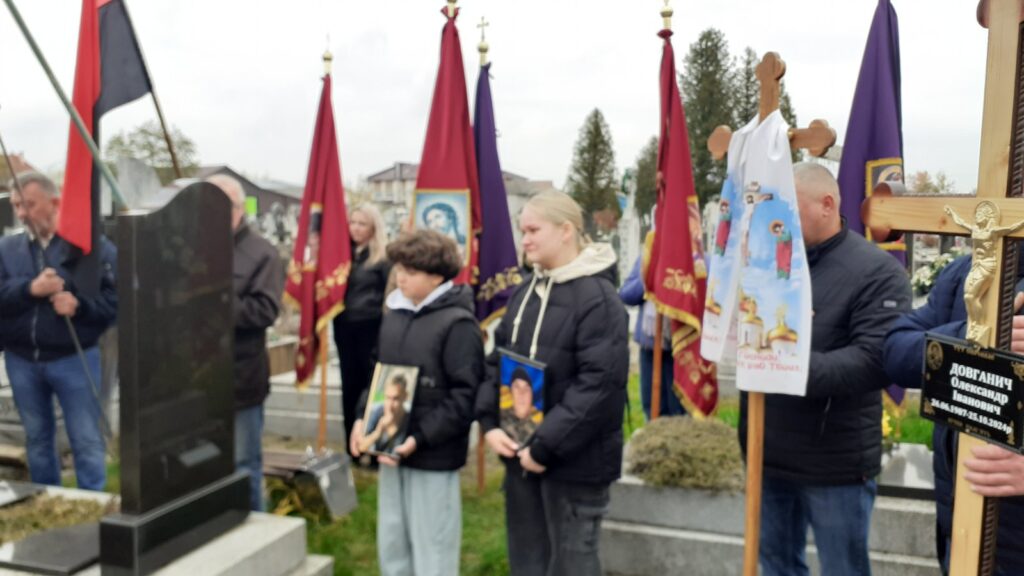 На Прикарпатті провели в останню путь Героя Олександра Довганича