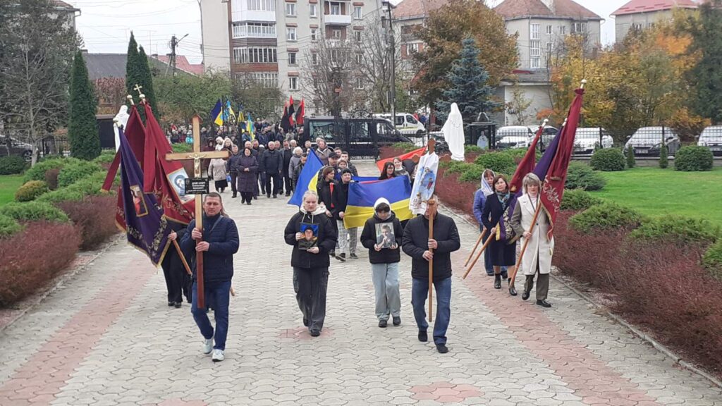 На Прикарпатті провели в останню путь Героя Олександра Довганича