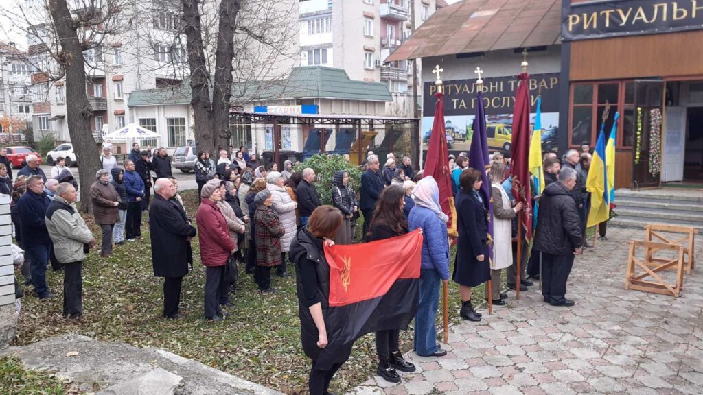 На Прикарпатті провели в останню путь Героя Олександра Довганича