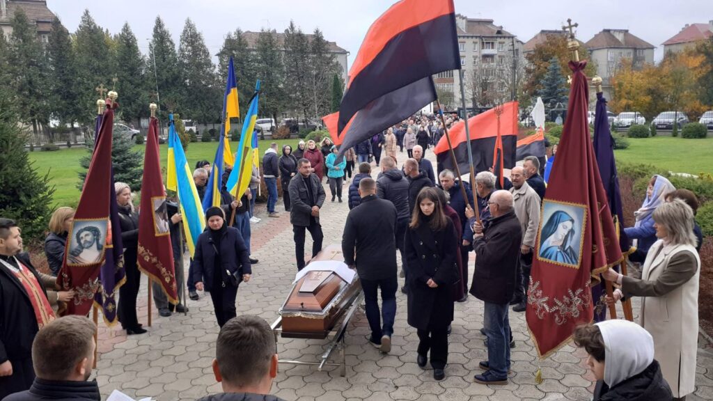 На Прикарпатті провели в останню путь Героя Олександра Довганича