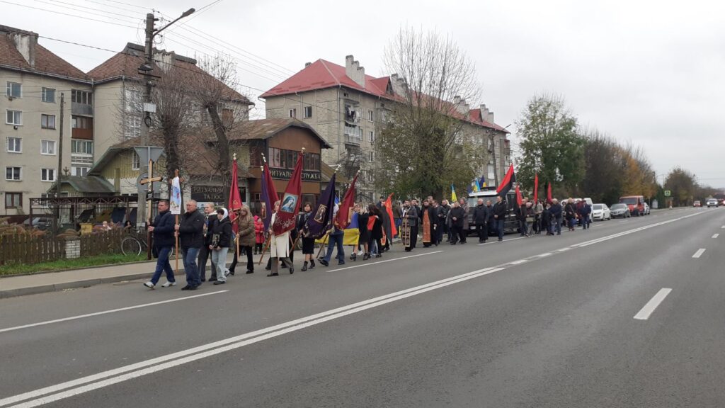 На Прикарпатті провели в останню путь Героя Олександра Довганича