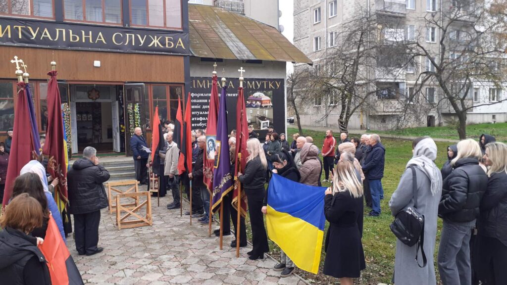 На Прикарпатті провели в останню путь Героя Олександра Довганича