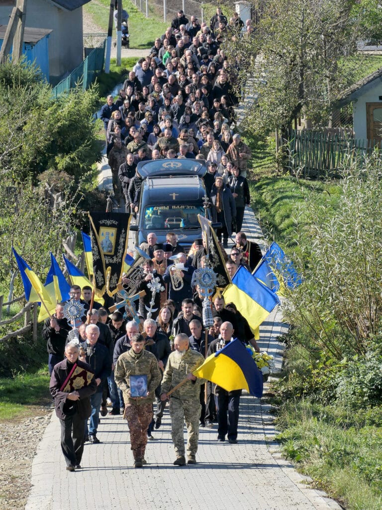 На Тисмениччині провели в останню путь полеглого героя Василя Нагорняка ФОТОРЕПОРТАЖ