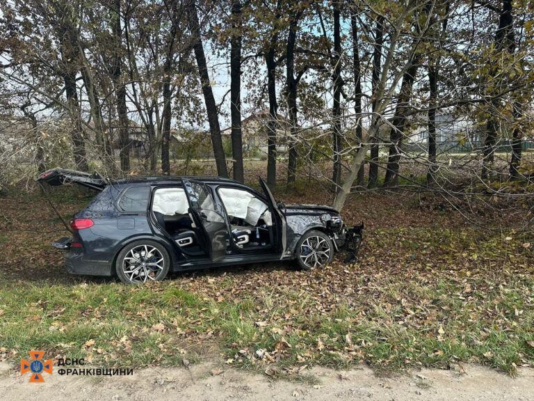 Прикарпатські рятувальники, які їхали у відрядження, надали допомогу постраждалим у ДТП