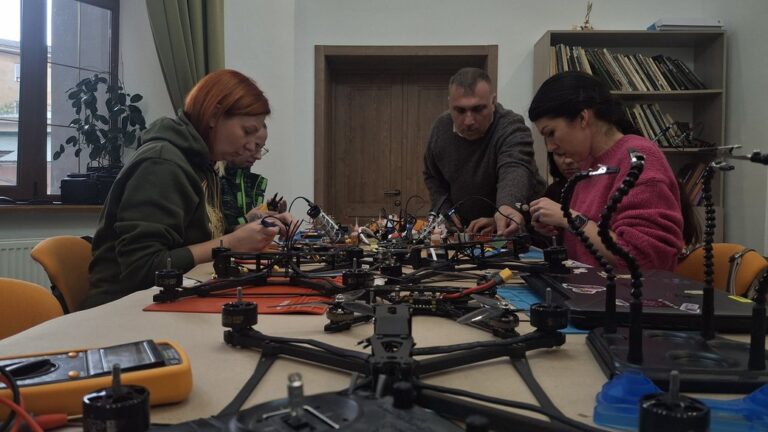 В Івано-Франківську дружини воїнів навчалися збирати FPV-дрони