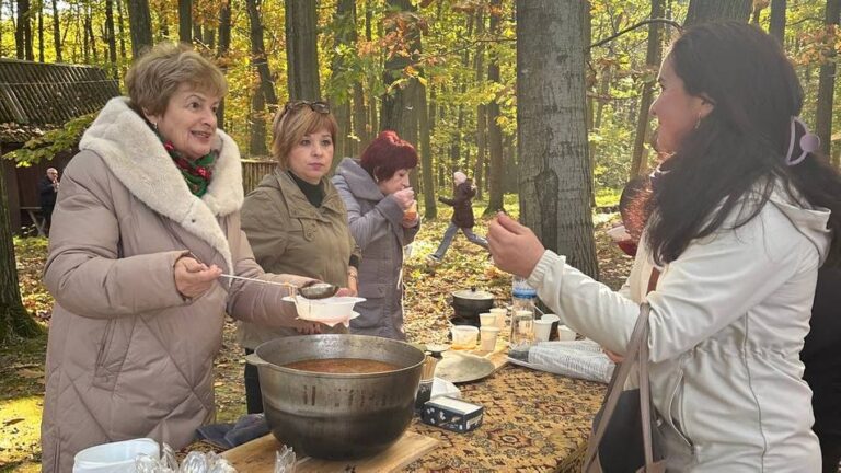 Варили борщ і танцювали опільську польку. У "Давньому Галичі" стартував проєкт "Майстер-класна осінь"