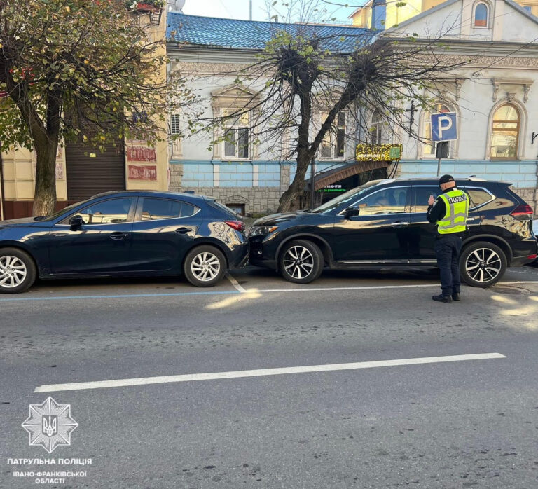 В Івано-Франківську нетвереза водійка в'їхала в авто