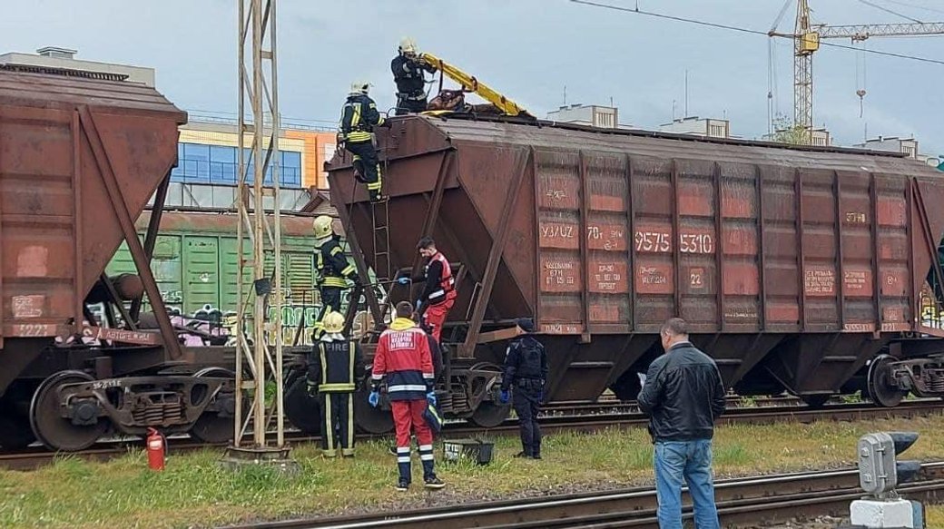 У Львові 11-річну дівчинку вразило струмом під час спроби зробити селфі на даху вагона