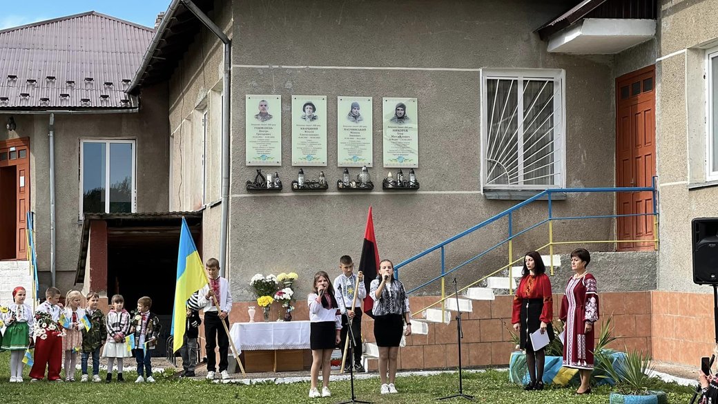 В Отинійській громаді відкрили меморіальні дошки воїнам Василю Панчаку та Ігорю Никораку