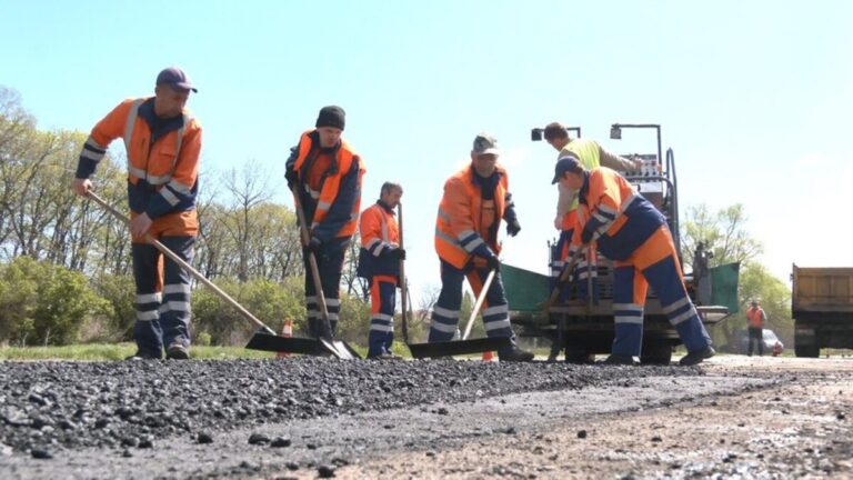 Ліквідовують аварійну ямковість на дорогах: де на Прикарпатті тривають ремонтні роботи