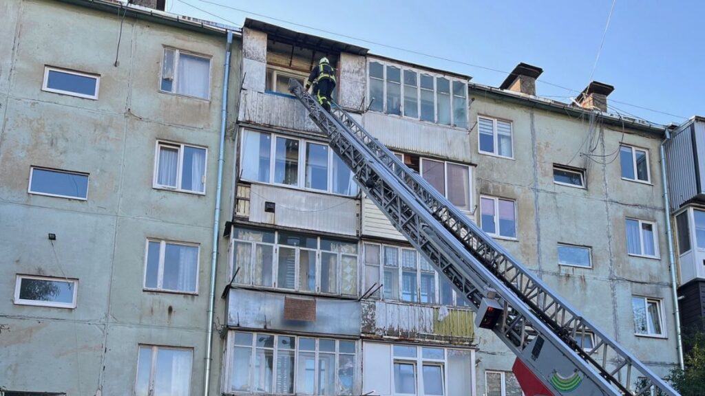 У Калуші рятувальники через вікно на п’ятому поверсі дісталися до пенсіонера, який потребував допомоги