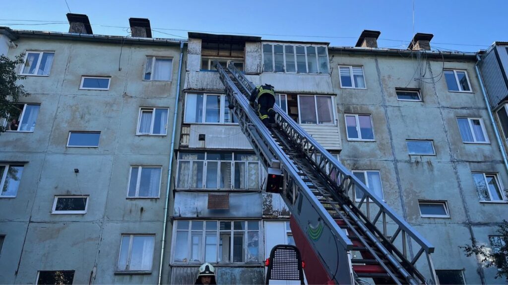 У Калуші рятувальники через вікно на п’ятому поверсі дісталися до пенсіонера, який потребував допомоги