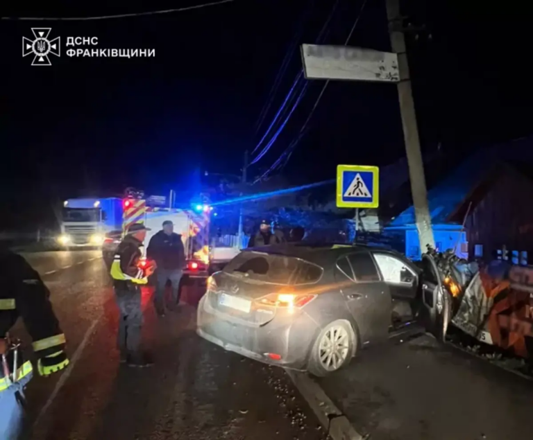 У Надвірній легковий автомобіль врізався в електроопору