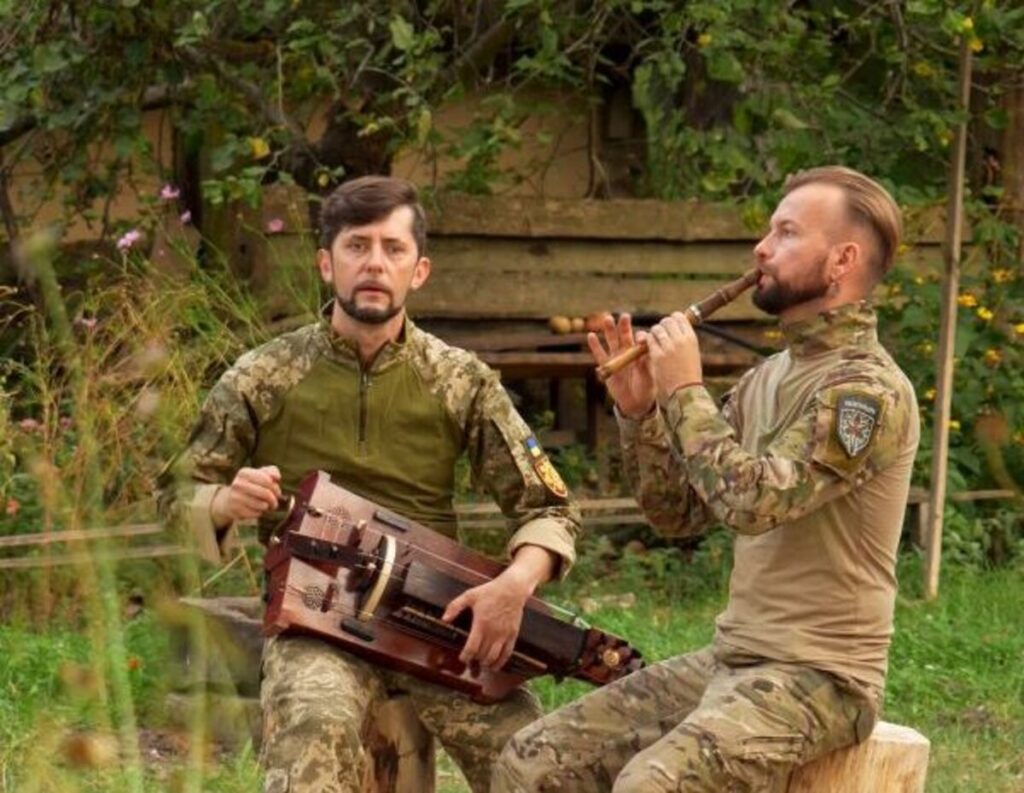 Як доброволець та музикант з Франківська Мишко Адамчак втілює проєкт “Рок Сопілкар”
