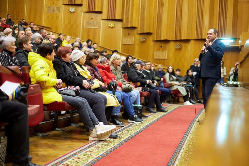 Очільник Франківська провів першу зустріч з родинами зниклих безвісти захисників