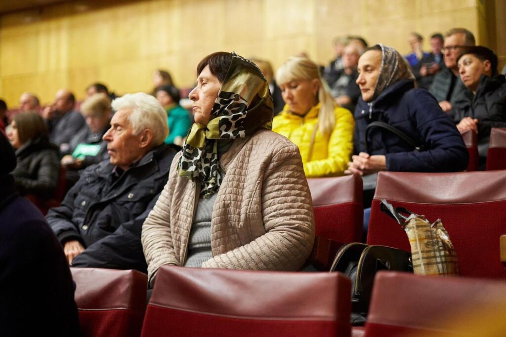 Очільник Франківська провів першу зустріч з родинами зниклих безвісти захисників