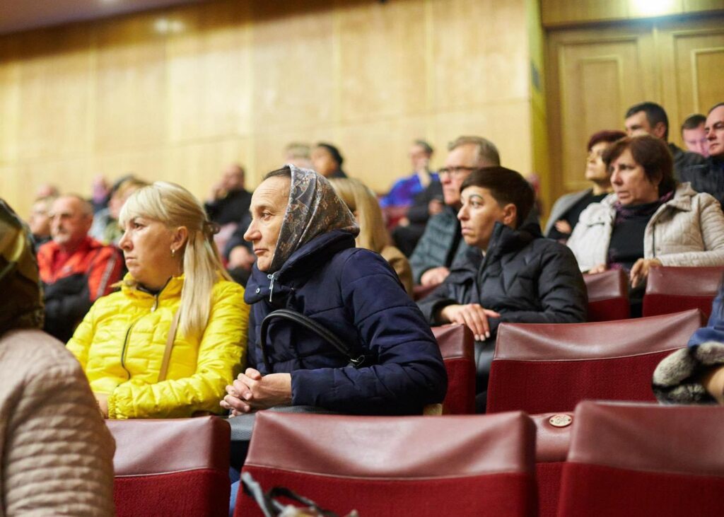 Очільник Франківська провів першу зустріч з родинами зниклих безвісти захисників