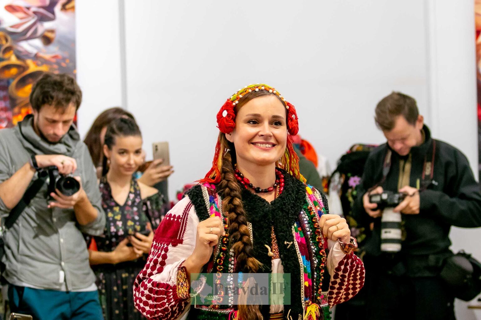 Дефіле в традиційних костюмах та міні-аукціон,дружини військових,провели у Франківську благодійну фотовиставку