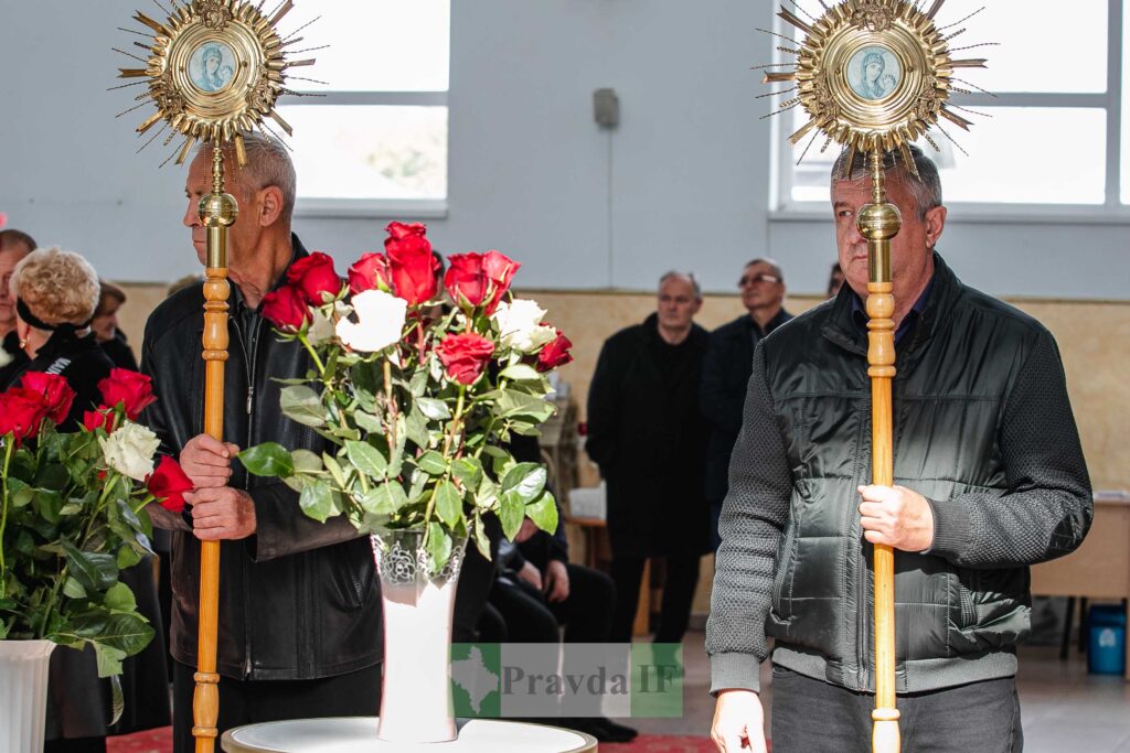 У Тисмениці поховали відомого співака Богдана Сташківа та його друга Романа Шпука, котрі загинули в ДТП ФОТО