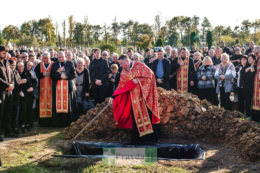 У Тисмениці поховали відомого співака Богдана Сташківа та його друга Романа Шпука, котрі загинули в ДТП ФОТО