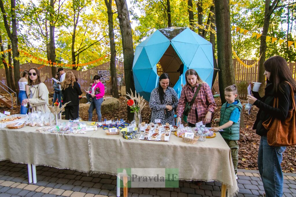 Івано-франківський дитячий садок "Вулик" провів благодійний ярмарок з нагоди десятої річниці заснування. ФОТОРЕПОРТАЖ