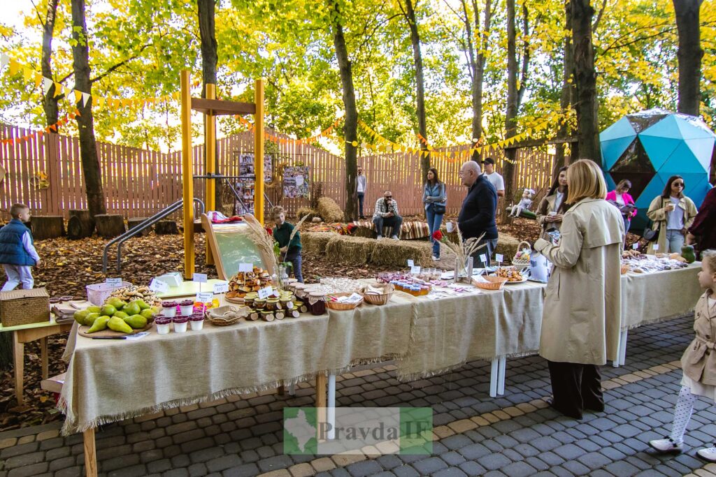 Івано-франківський дитячий садок "Вулик" провів благодійний ярмарок з нагоди десятої річниці заснування. ФОТОРЕПОРТАЖ