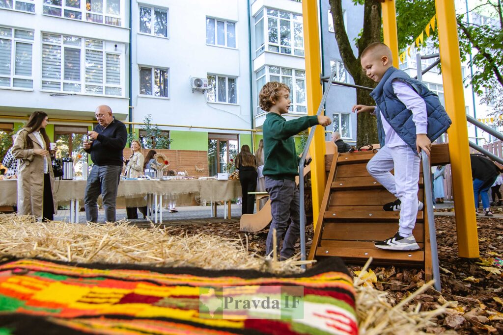 Івано-франківський дитячий садок "Вулик" провів благодійний ярмарок з нагоди десятої річниці заснування. ФОТОРЕПОРТАЖ