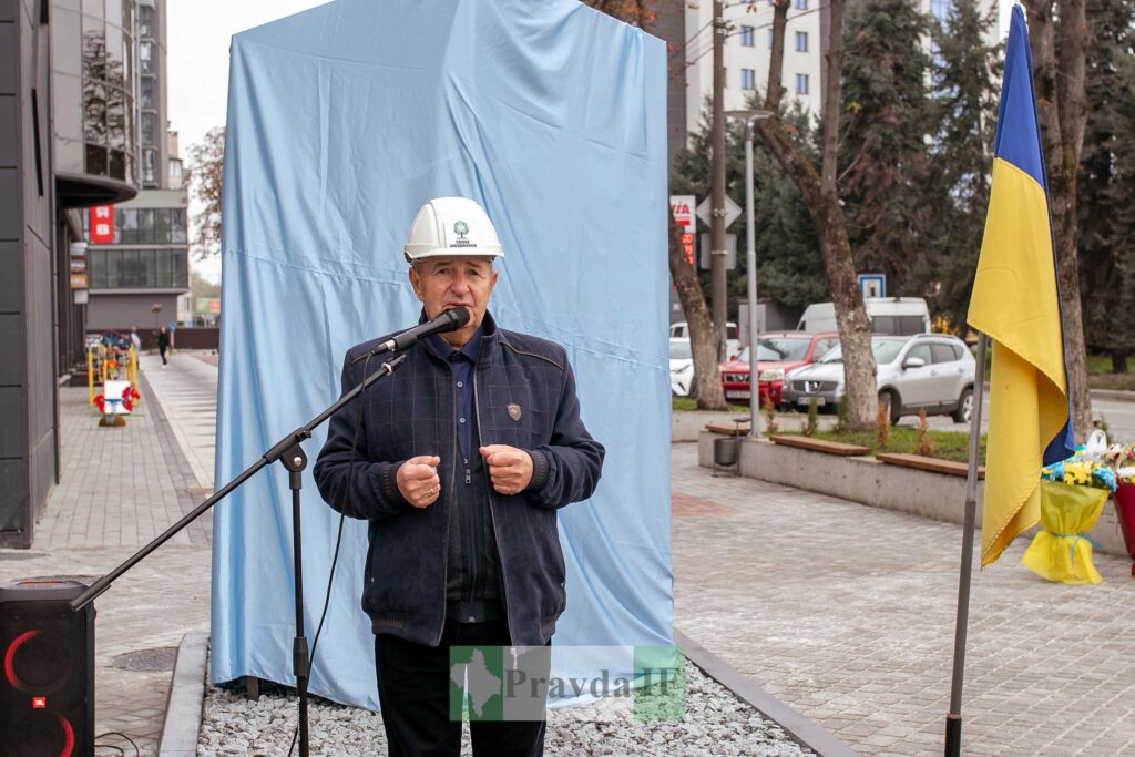 У Франківську відкрили Стелу загиблим героям